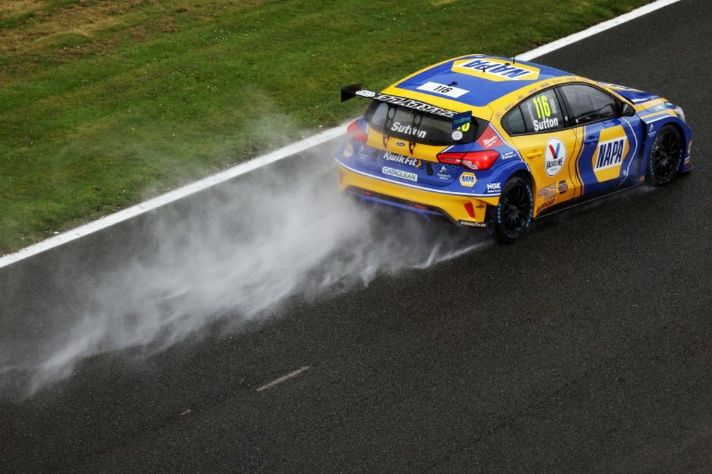 BTCC: Sutton holds off Ingram to take first win of 2023 campaign